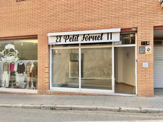 Lloguer Local Comercial a Avinguda de sant maurici 11. Local cantoner amb doble aparador