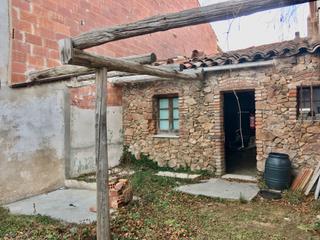 Casa adossada a Sant Hilari Sacalm. Casa amb pati per reformar