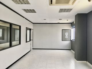 Lloguer Oficina  N/a. Oficina de 150m2 amb departaments