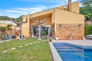 Xalet a Mediny. Truca'ns per aquesta ideal casa familiar, amb jard i piscina.