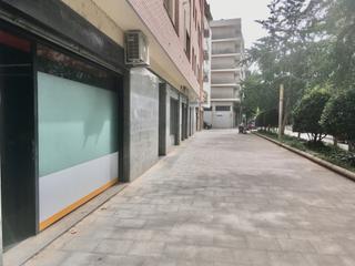 Lloguer Local Comercial  Carrer de bernat boades. Local amb sortida de fums