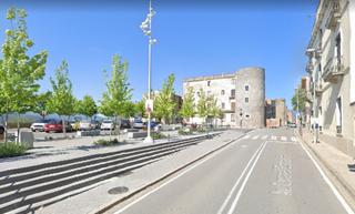 Edifici  Avinguda coronel estrada. Edifici terciari / residencial al centre del poble.