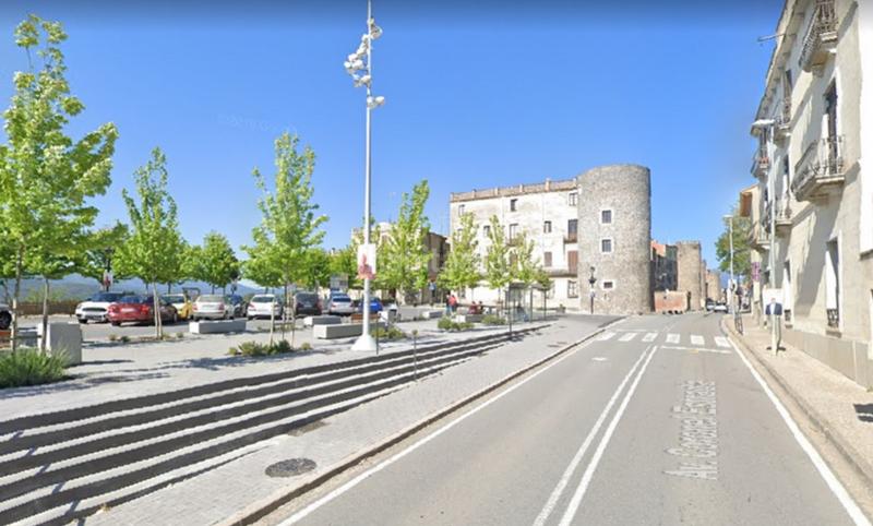 Foto 1f639e5d-e68f-4f50-aa43-33cb781b42de. Edificio edifici terciari / residencial al centre del poble. en Hostalric