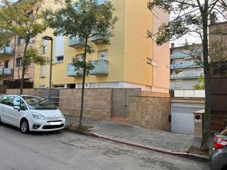 Lloguer Aparcament cotxe a Carrer d'angel serradell 4. Pàrquing per a cotxe mitjà-gran.