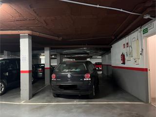 Aparcament cotxe a Carrer de bernat boades 88. Pàrquing de 22m2 en venda per cotxe gran/furgoneta i moto.