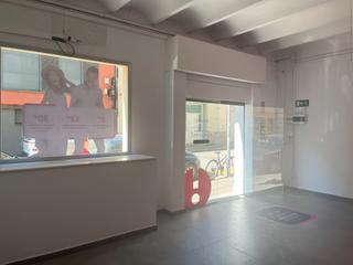 Location Local commercial  Carrer doctor antic roca. Local comercial / serveis de 100m2