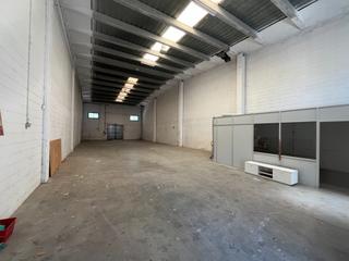 Rent Industrial building  Carrer primer de maig. Nau de 315m2 entremitgeres amb pati posterior