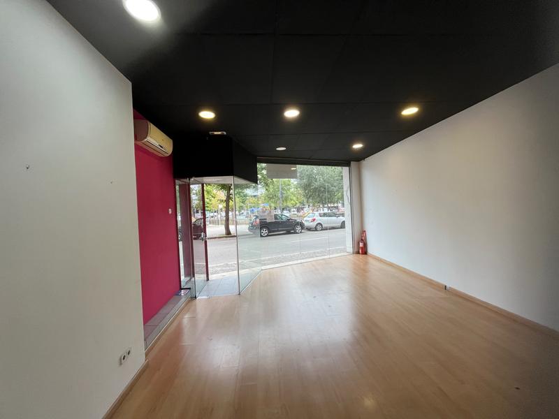 Foto 77cd02ab-5d47-4af2-ae69-c004f6e0e343. Alquiler local comercial en carrer del riu güell 25 local comercial de 55m2 en Girona