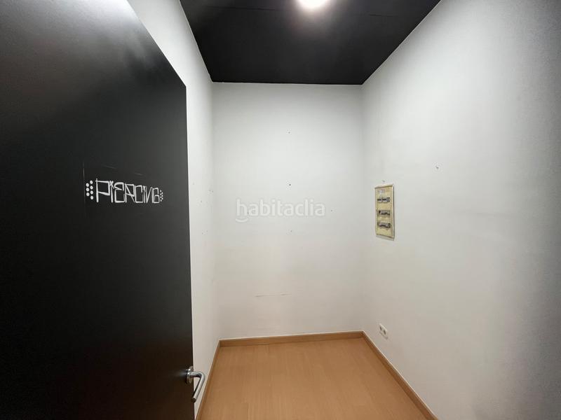 Foto 812f975a-6abc-4ea7-becf-cdd1a363eb78. Alquiler local comercial en carrer del riu güell 25 local comercial de 55m2 en Girona