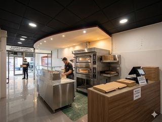Rent Business premise in Carrer maluquer salvador 26. Local comercial de 114m2 per a pizzeria per emportar