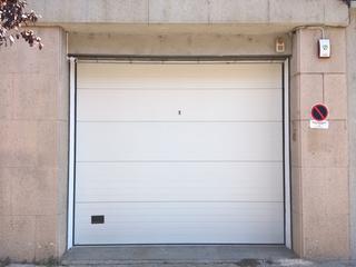 Location Local commercial  Carrer de sant joan baptista la salle. Local de 180m2 ideal (ultima activitat magatzem)