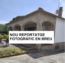 Chalet à Llagostera. Casa aïllada de 126m2 sobre solar de 595m2