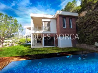 Haus in Cabrils. Unifamiliar a cuatro vientos, con jardin y piscina, en una de