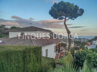 Haus in Cabrils. Unifamiliar a cuatro vientos, con jardín, piscina y vistas al ma
