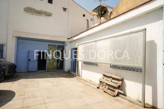Fabrikhalle in Centre. Nave industrial de 2 plantas