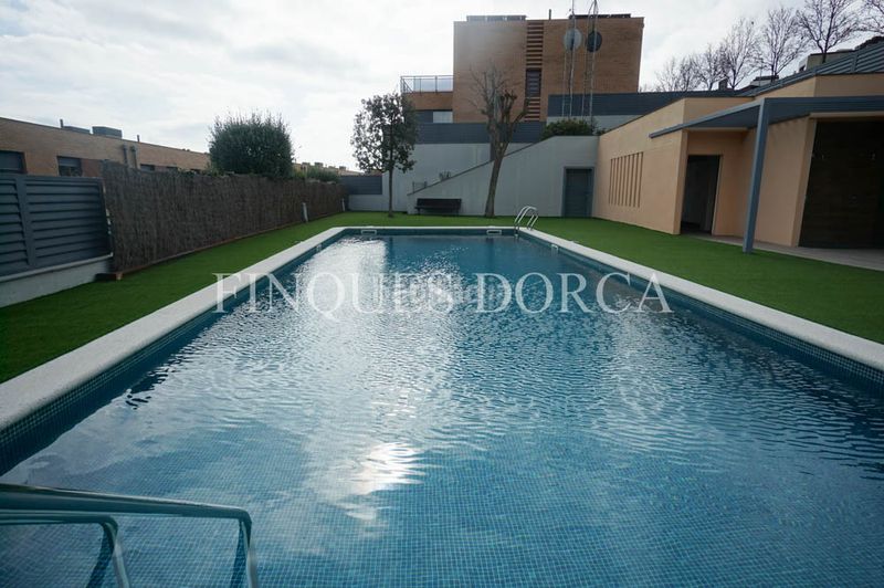 Foto 40ae7935-372d-4fb0-851f-34ca8c00254f. Casa adossada amb xemeneia calefacció aparcament piscina a Cabrils