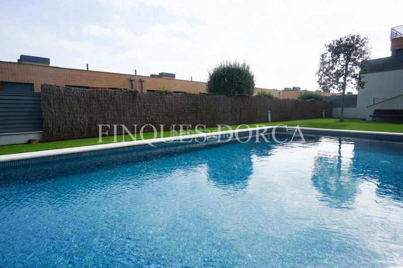 Foto 50e65cf9-f8b5-49b8-87c5-e0bee6bd70aa. Casa adossada amb xemeneia calefacció aparcament piscina a Cabrils