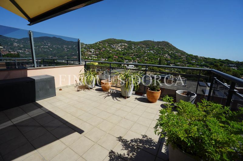 Foto 5b95bedc-53e1-4f6e-bed9-80463528dc5d. Casa adossada amb xemeneia calefacció aparcament piscina a Cabrils