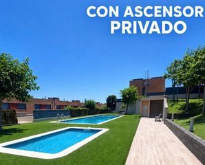 Casa a schiera in Cabrils. Casa adosada céntrica con ascensor.