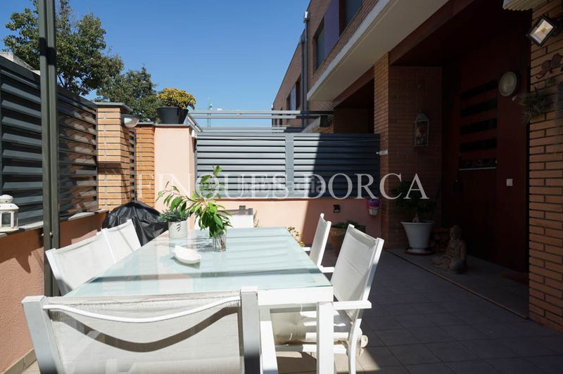Foto dfc81497-8f6f-47d6-ae55-996681051f5a. Casa adossada amb xemeneia calefacció aparcament piscina a Cabrils