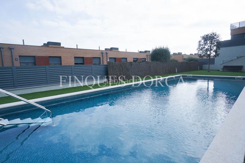 Foto f21dc332-78e8-4ae3-b6c2-3f80d0352b93. Casa adossada amb xemeneia calefacció aparcament piscina a Cabrils