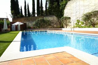 Maison jumelée à Cabrils. Adosada céntrica con piscina comunitaria.