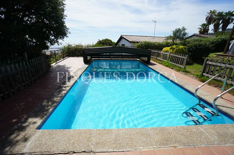 Foto 596d815c-aef0-42f6-a4d8-5b046aa475ce. Xalet amb xemeneia calefacció aparcament piscina a Cabrils