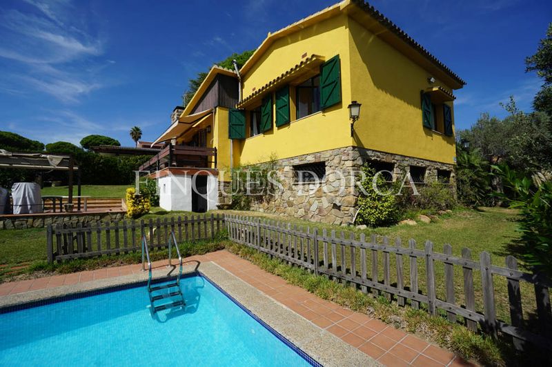 Foto c2470b7c-f7de-4069-8bfa-178884a1cd03. Xalet amb xemeneia calefacció aparcament piscina a Cabrils