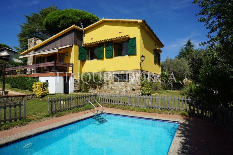 Foto c681a1bb-1294-4eef-9850-febf2142dfff. Xalet amb xemeneia calefacció aparcament piscina a Cabrils