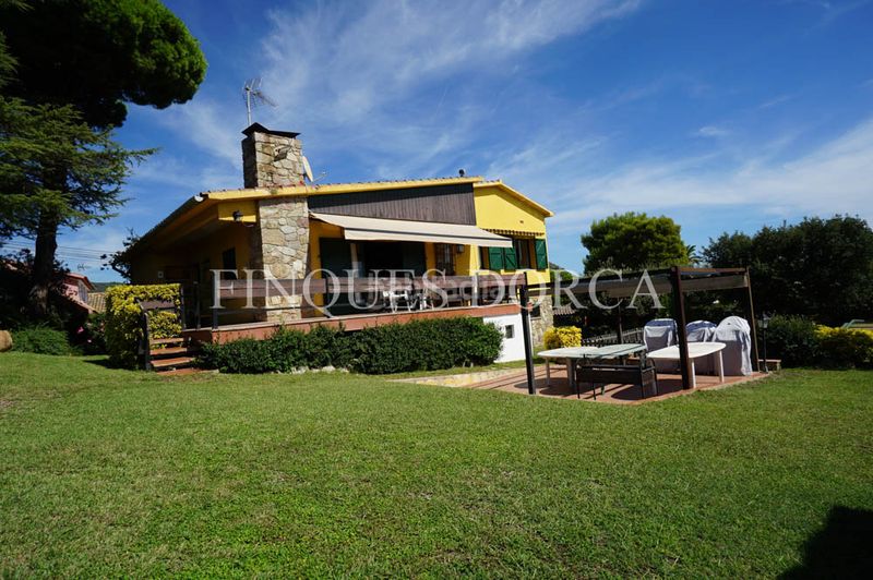 Foto df385cc9-12a8-467e-8aa7-79fc7b1a2435. Xalet amb xemeneia calefacció aparcament piscina a Cabrils