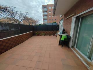 Pis  Carrer de josep carner. Planta baja con jardín y garaje, muy amplia, adaptada