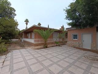 Xalet en La Marina. Parcela urbana con dos viviendas