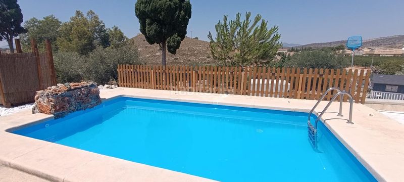 Foto c98450b7-d224-4f9d-821f-fe53143fa2de. Casa amb piscina a Algueña