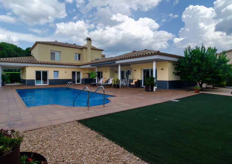 Foto a34d2cd5-82d7-4740-9a61-1017bf65e4e0. Xalet amb piscina a Llagostera