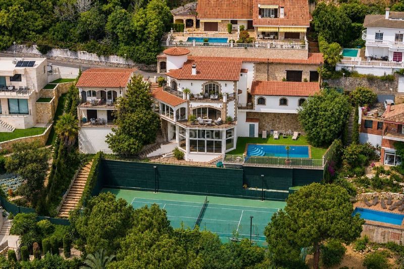 Foto adbd4755-ef2b-49b9-bc63-f6d2fe606713. Xalet amb aparcament piscina a Roca Grossa Lloret de Mar