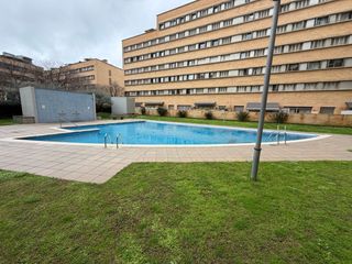 Pis  Calle orient. Bajo reformado con gran terraza, piscina y parking en complejo r