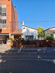 Reihenhaus  Carrer carrer enric granados. Casa con jardín en una sola planta en salt