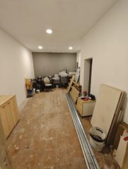 Alquiler Local Comercial  Carrer carrer greco. Local comercial reformado en salt  60 m2 polivalentes con baño y