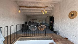 Casa adossada  Carrer carrer hospital. Auténtica casa de pueblo de 275 m2 con bóveda catalana y gran te