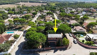 Chalet  Carrer carrer lluna. Casa de ladrillo artesanal con bodega de vino y techos de vigas