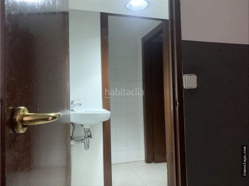 Foto c93d86c5-a0a2-48c5-bf84-7858cde2b587. Pas-de-porte local commercial avec chauffage dans El Camp de l´Arpa del Clot Barcelona