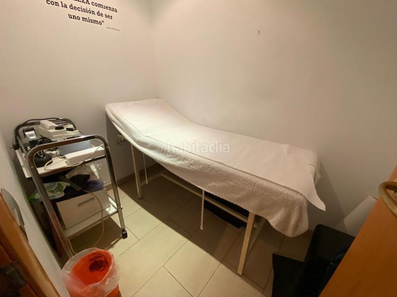 Foto 7c9e51b2-e9d3-4c00-9314-16e7c5fec8cc. Traspaso local comercial traspaso de peluquería salón de en Barcelona