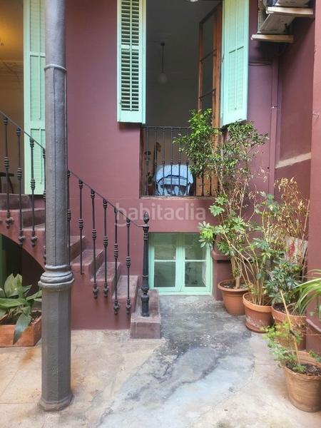 Foto 103c0c66-bb98-4dd9-a27d-9ca18a8d2a2d. Traspaso local comercial traspaso peluquería centro estet en Barcelona