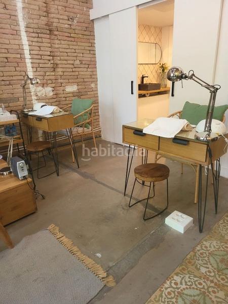 Foto 9a1030be-e3be-4b7f-8940-742228a2c2b9. Traspaso local comercial traspaso peluquería centro estet en Barcelona