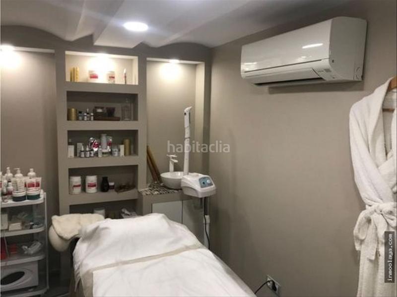 Foto 5bfbfd4d-b587-4d7e-b679-f137af6e8b7b. Traspaso local comercial traspaso peluquería centro de es en Barcelona