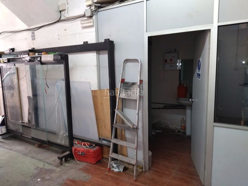 Foto d9d2b2cc-b1bd-4a14-91e7-cd233e0fa7a8. Local comercial amb calefacció a Singuerlín Santa Coloma de Gramenet