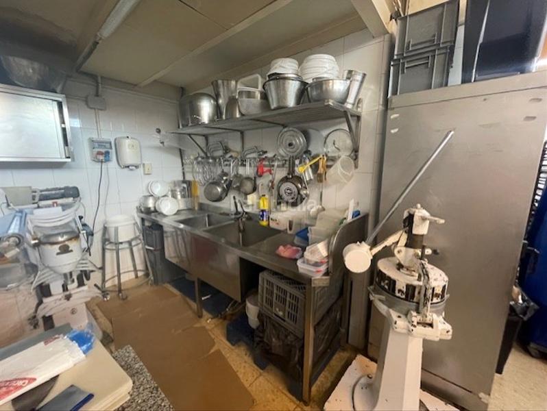 Foto 1e7a74a5-faf5-4f2e-b8ea-86fe87aa76a9. Traspaso local comercial traspaso pastelería con degustación y obrador en Sants en Barcelona