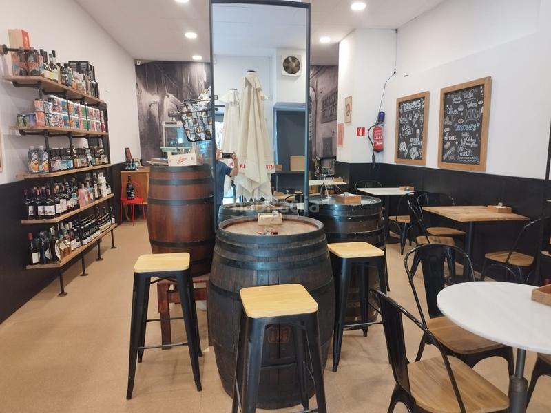 Foto 2f82dd9d-ba44-4c68-a672-0b3f0b65b6e9. Traspaso local comercial traspaso cafetería/vermutería c2 terraza en sant andreu en Barcelona