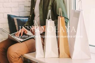Business premise in Barri de les Corts. Venta local comercial en les corts