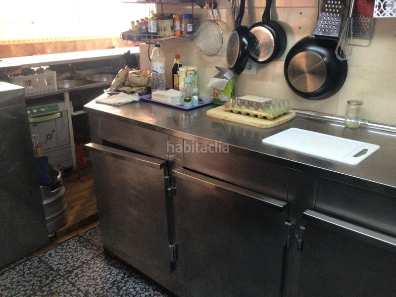 Foto c55d7d5d-f09d-4a28-bf4f-4def06b2c3b9. Traspaso local comercial traspaso bar cafetería con salida de humos en Badalona